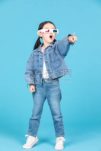小女孩戴3D眼镜看电影高清图片下载-正版图片501563595-摄图网
