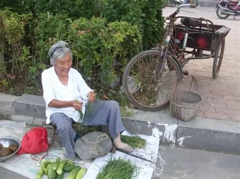 街头卖菜的老人们，赚的不多，却是自力更生！
