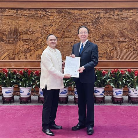 外交部礼宾司司长洪磊接受菲律宾新任驻华大使吉米递交国书副本