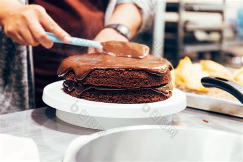 如何制作柔润巧克力蛋糕？-广州兴旺饮食创业培训中心-好学校