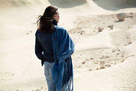 蓝布的朗特女人站在荒凉的风高清图片下载-正版图片503446477-摄图网