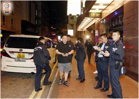 两名韩国游客在香港购买14块名表，结果被黑衣人抢走