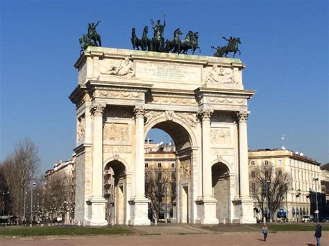 凯旋门是欧洲纪念战争胜利的一种建筑。用石块砌筑，形似门楼|凯旋门|门楼|拿破仑一世_新浪新闻