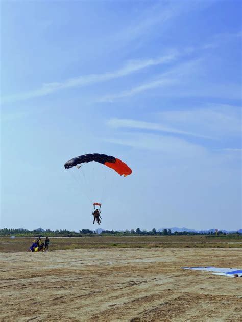 跳伞运动员向地球坠落的侧角图高清图片下载-正版图片600142088-摄图网