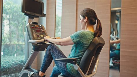 在跑步机上跑步的女人，新常态和现代健身房—高清视频下载、购买_视觉中国视频素材中心