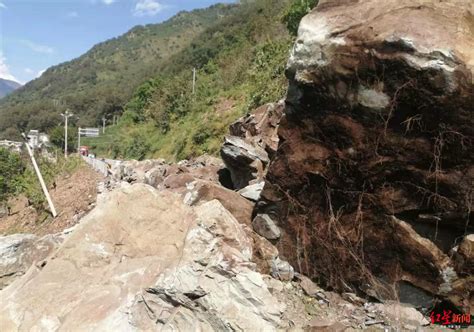 安康多个县区出现山体滑坡塌方致使多条道路中断_陕西频道_凤凰网