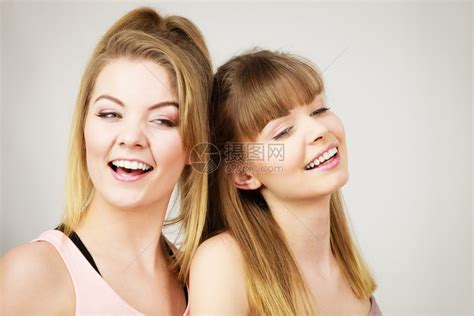 友谊人际关系概念两个快乐的女朋友两个快乐的女朋友高清图片下载-正版图片307192016-摄图网
