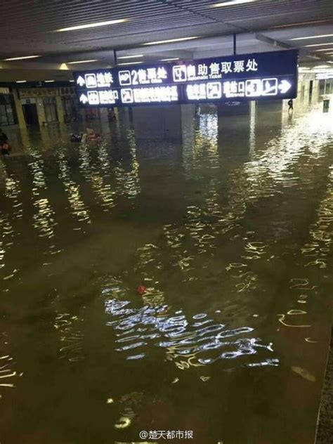 暴雨袭城 武汉多个地铁站点被倒灌沦陷_新浪图片