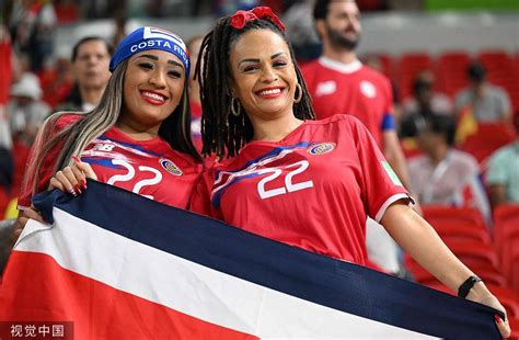 高清图：西班牙VS哥斯达黎加 球迷国旗唇惹人眼-搜狐大视野-搜狐新闻
