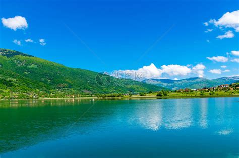 山间谷中风景如画的高山湖泊高清图片下载-正版图片505700376-摄图网
