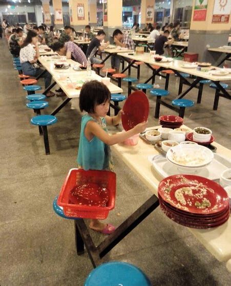 [视频]6岁女孩大学食堂收餐具 引学生直呼惭愧 - 社会生活 - 红网视听