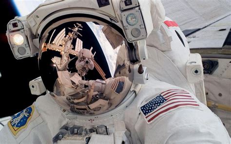 NASA发布宇航员工作照 对比图展示空间站庞大身躯 - 国际视野 - 华声新闻 - 华声在线