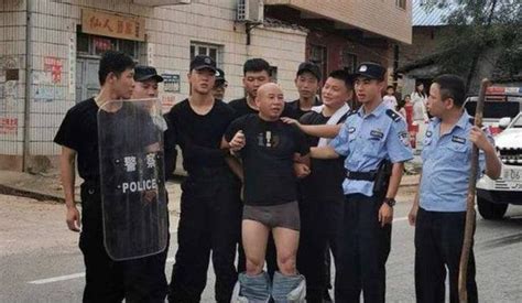 江西杀3人嫌犯曾春亮落网时，警方为何将他的牛仔裤卷到脚踝？__财经头条