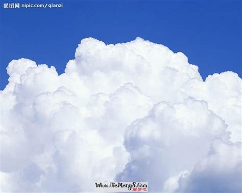 晴朗的天空白云朵朵不同颜色的气球飘在空中