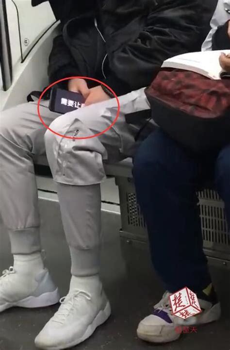 姚明爸爸在上海坐地铁！脑袋顶到天花板！网友吐槽没人给让座！