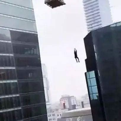 惊险视频！多伦多男子手卡住 被起重机吊上30楼！_工人_万锦_置业