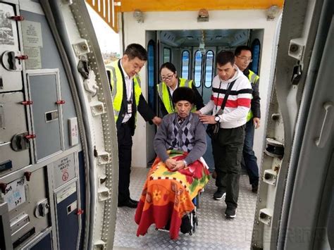 轮椅旅客万米高空突发疾病 南航空姐与旅客配合施救-新闻中心-南海网