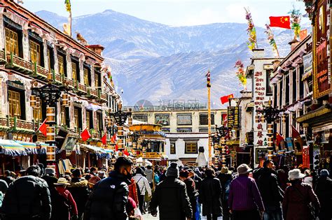 西藏拉萨八廓街人群高清图片下载-正版图片501180649-摄图网