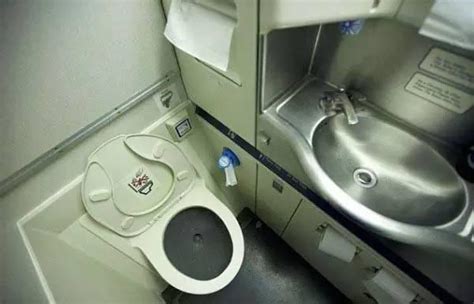为什么使用飞机上的厕所时，不要坐在马桶上按冲水阀? 交通