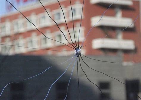 汽车玻璃裂痕修复-车前窗玻璃有个裂纹,怎样修补
