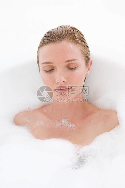 洗澡的女人高清图片下载-正版图片501494771-摄图网