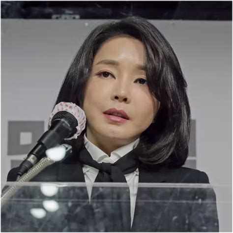 因“锐利眼神”引热议的韩国总统夫人，涉嫌履历造假，被韩国警方调查 - 封面新闻