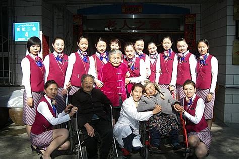 南航新疆分公司乘务员重阳节看望“偏瘫”老人 - 中国民用航空网