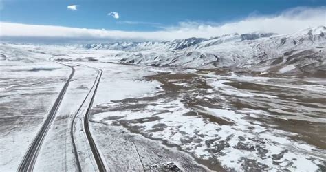 航拍西藏那曲青藏高原唐古拉山上的G109国道、G6京藏高速和青藏铁路—高清视频下载、购买_视觉中国视频素材中心