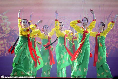 朝鲜艺术团入华演出 美女歌舞成亮点(组图) - 青岛新闻网
