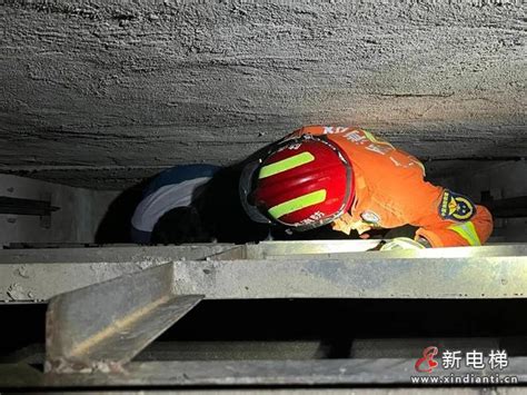 云南广南一男子坠入50米深山洞失联2天，当地消防紧急救援_进行_人员_报警