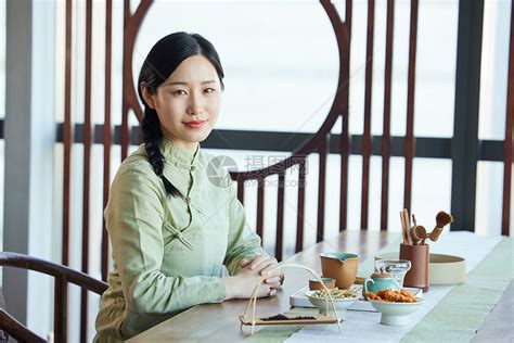 体验传统茶文化的青年文艺女性高清图片下载-正版图片502370033-摄图网