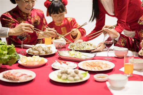 年夜饭团圆饭吃饺子特写高清图片下载-正版图片500771639-摄图网