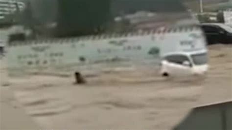江西九江暴雨行人被大水冲走 路人大喊：完了完了，他不会游泳_凤凰网视频_凤凰网