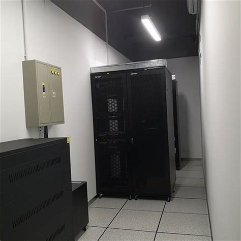 计算机与信息工程学院用最美劳动营造整洁机房