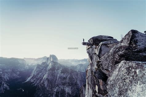 高山图片气势磅礴,一个人站在高山的图片,仰望高山图片_大山谷图库