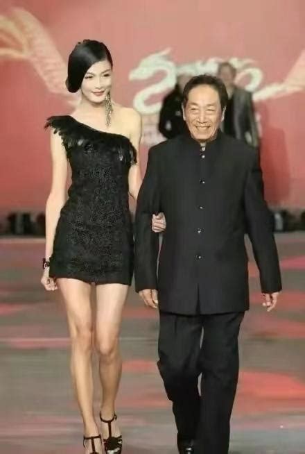75岁王奎荣与妻子出席活动，相差37岁感情甜蜜，两人同框有夫妻相