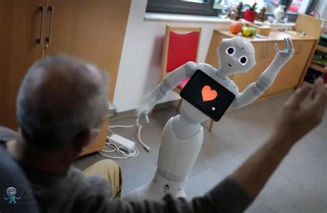 智能改变生活丨养老院引进机器人 陪老人们聊天、唱歌、排解孤单……-上游新闻 汇聚向上的力量