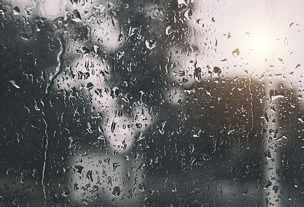 一个男人的手在下雨天打开了窗户视频素材_ID:VCG42N1334684000-VCG.COM