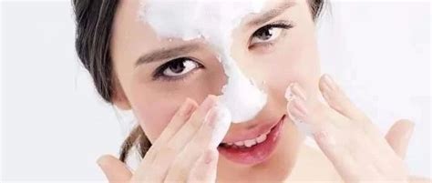想要年轻日常洗脸就要这样做!同时也要使用美白补水保湿洗面奶！
