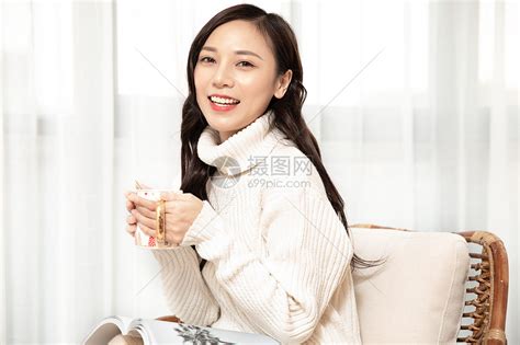 冬季青年女性居家喝下午茶高清图片下载-正版图片501535846-摄图网