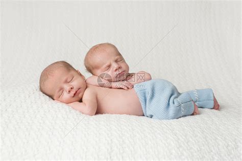 一个月大的兄弟双胞胎男孩高清图片下载-正版图片503088926-摄图网