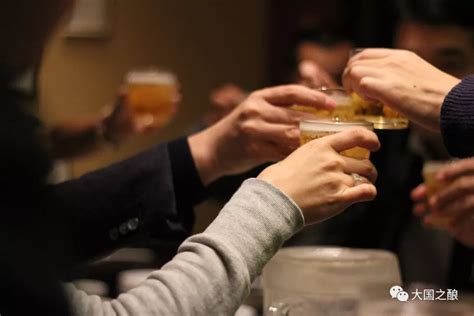 青年女人和朋友在酒吧喝酒高清图片下载-正版图片507684138-摄图网