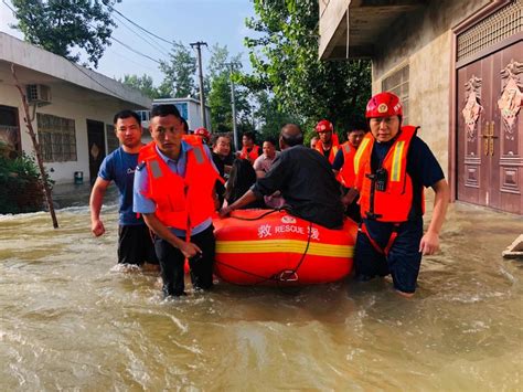 航拍河南南阳暴雨村庄被洪水围困消防营救疏散近400人_腾讯视频