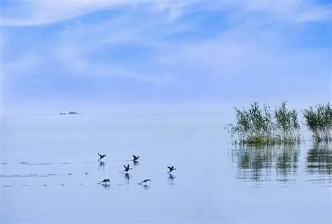 安徽巢湖现“阴阳天”奇观 天空被一分为二-人民图片网