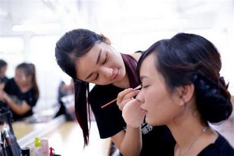 化妆课 | 创意妆示范，秋凉可见 - 化妆实践活动 - 蒙妮坦