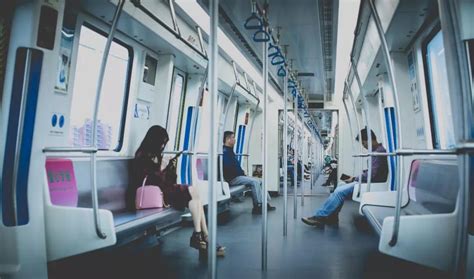 地铁上看书故事,地铁感人小故事600,在地铁上看书_大山谷图库