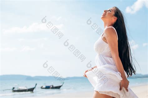 海滩上站着的女生高清图片下载_红动中国