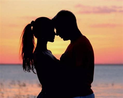 情侣拥抱时，这5种拥抱方式或许能暴露男人内心，女人不妨了解下|女友|情侣|内心_新浪新闻