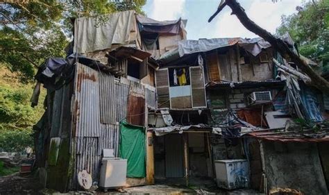 繁华香港的背后，木屋板房堪称“贫民窟”，全家蜗居挤不挤