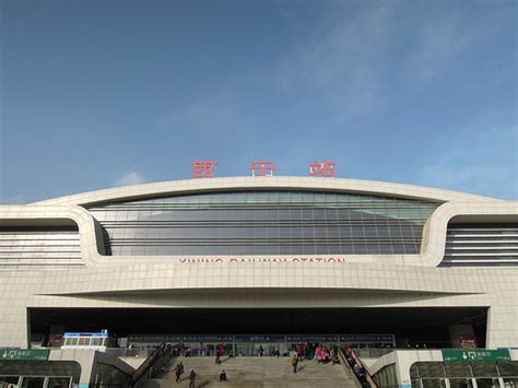航拍西宁站，青藏高原最大高铁站，外观犹如展翅欲飞的高原雄鹰